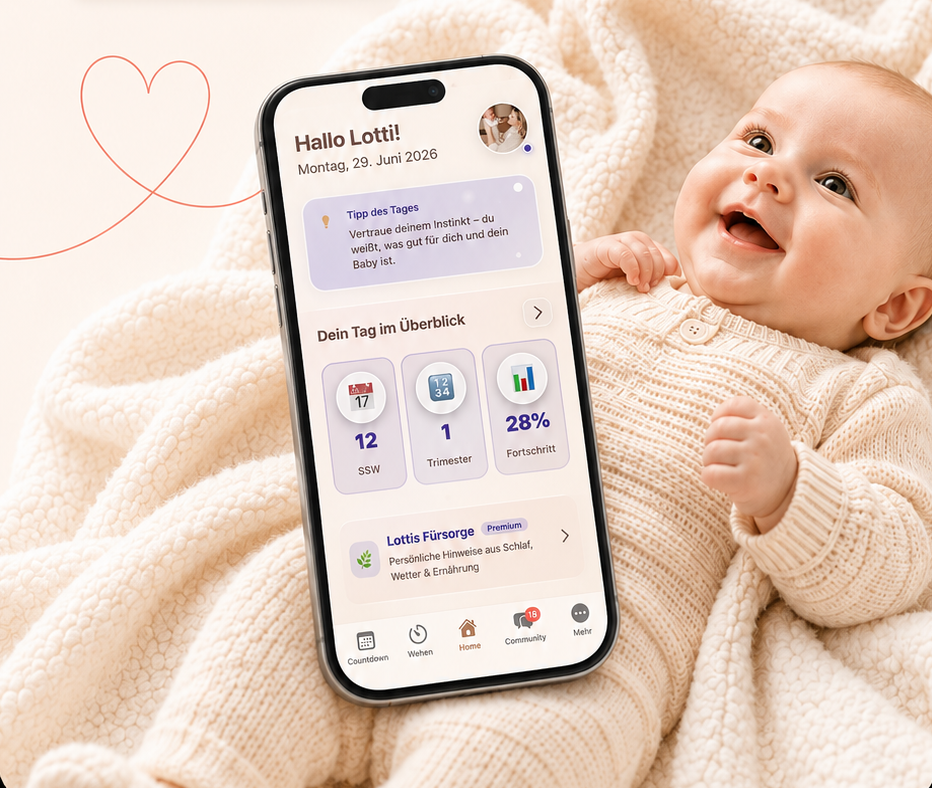 Die Lotti Baby App auf dem iPhone neben einem lächelnden Baby