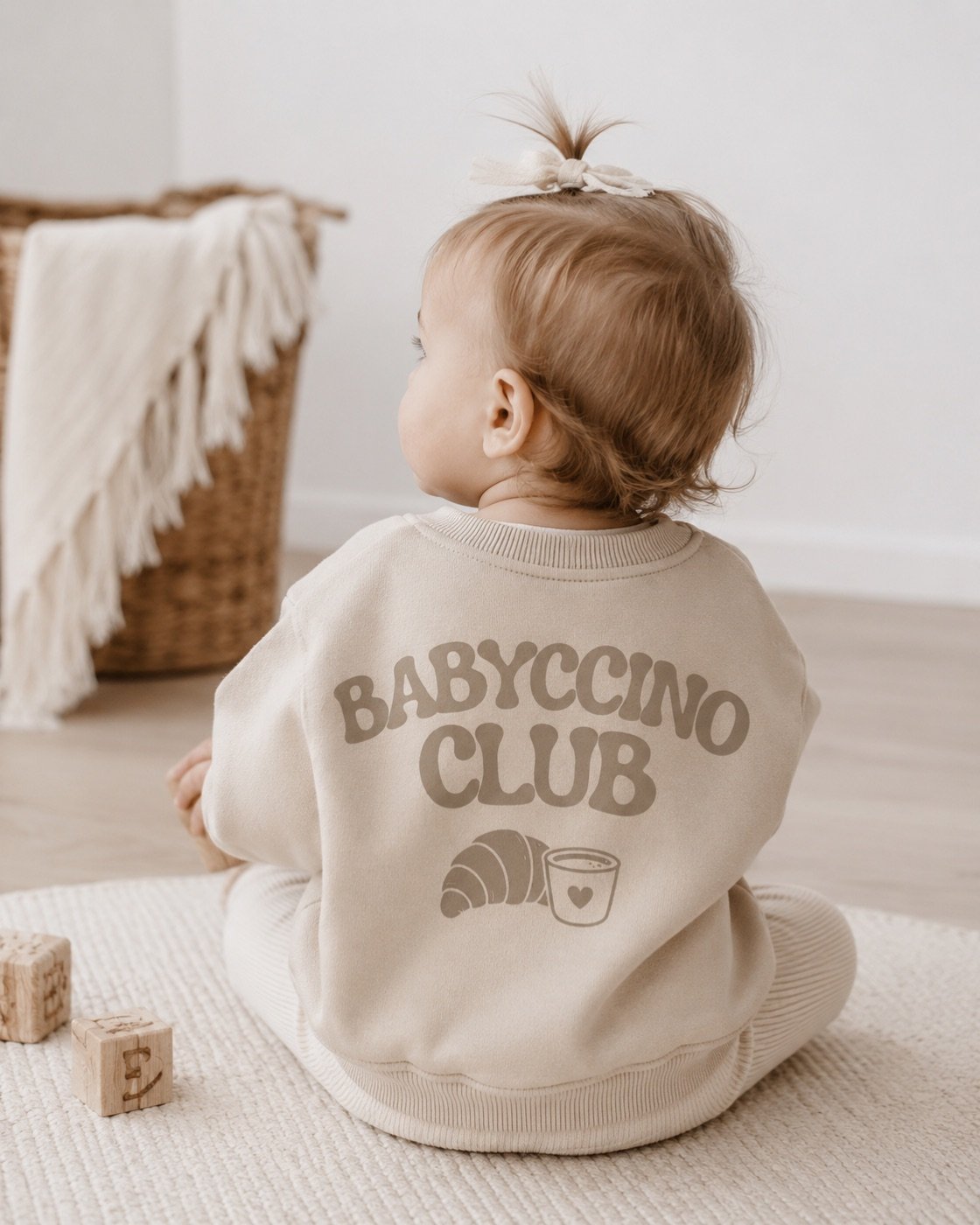 Babyccino Club DTF-Motiv, beispielhaft auf einem Strampler