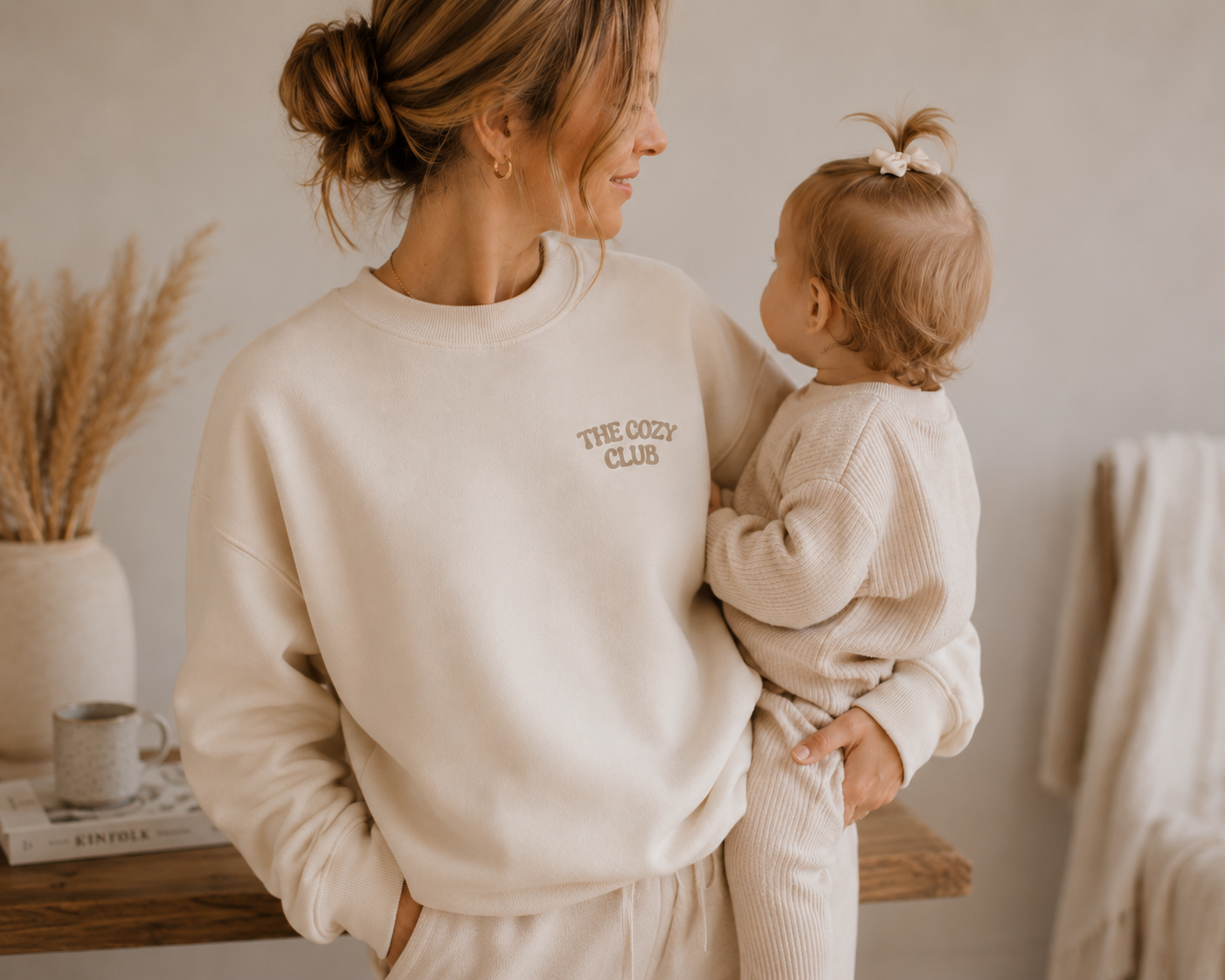 The Cozy Club DTF-Motiv auf einem Sweater – Bild 3